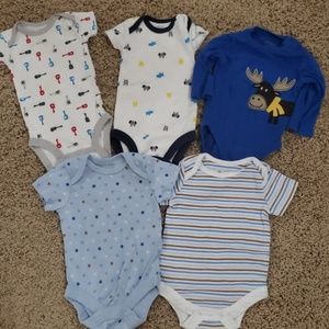 5 Newborn onesies